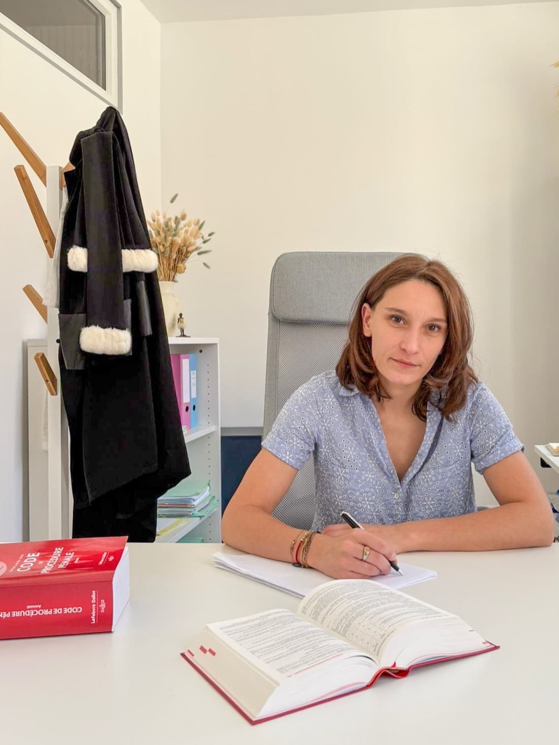 Maître Anaëlle Le Blevec, avocate en droit pénal à Saint-Étienne, dans son cabinet